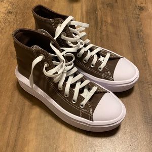 Size 7.5 Chuck Taylor Converse All Star Move Platform